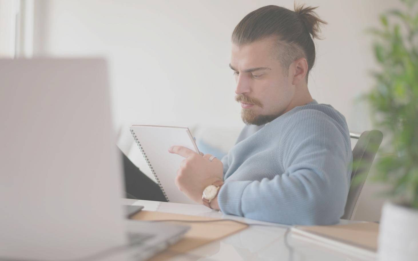 Personas aprendiendo estrategias de automatización presupuestaria